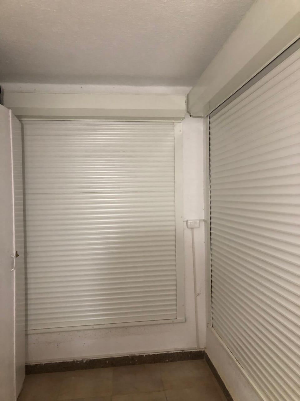 Vista interna di tapparelle su porte scorrevoli
