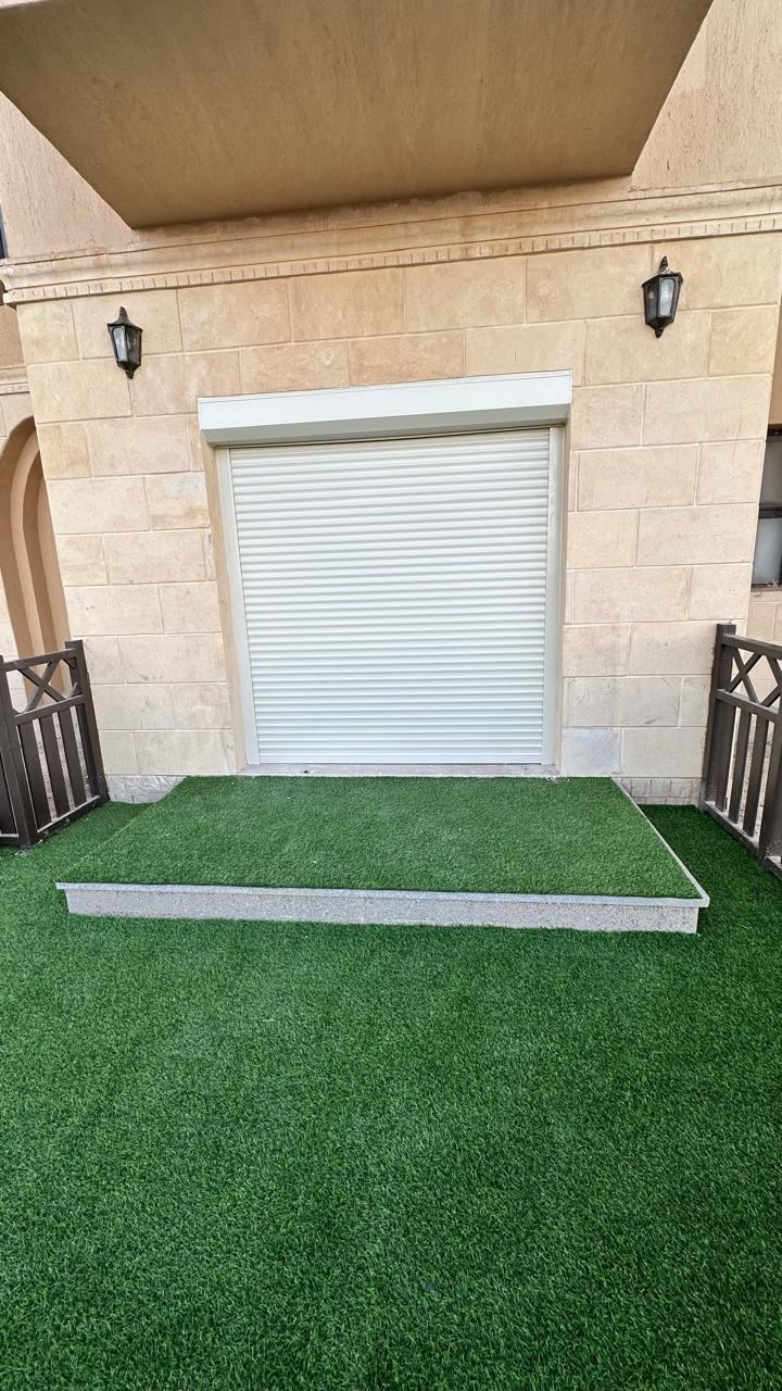 باب حديقة شقة مركّب عليه رولينج شاتر