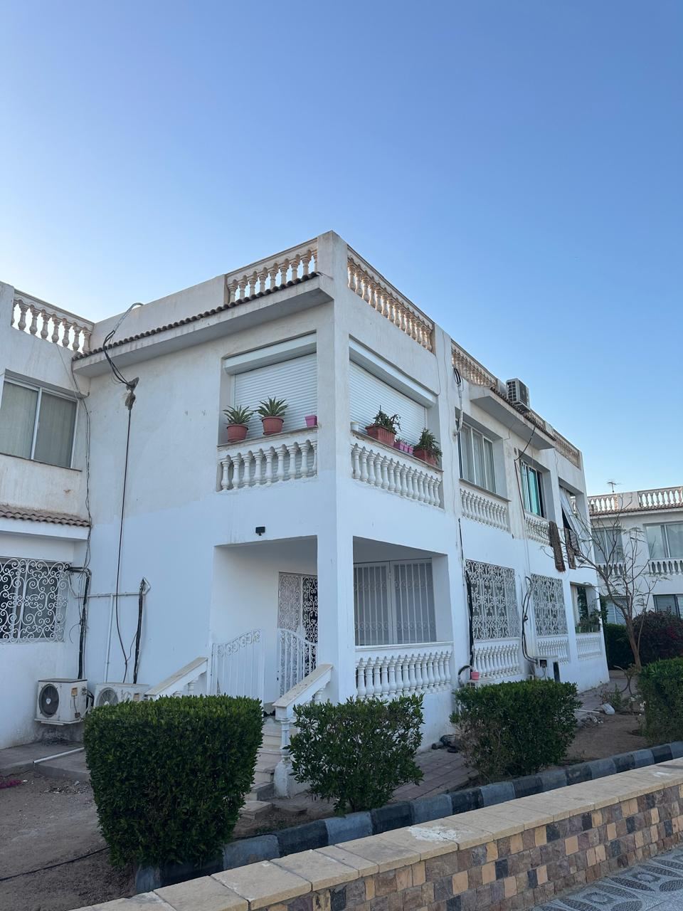 Palazzina con tapparelle sui balconi