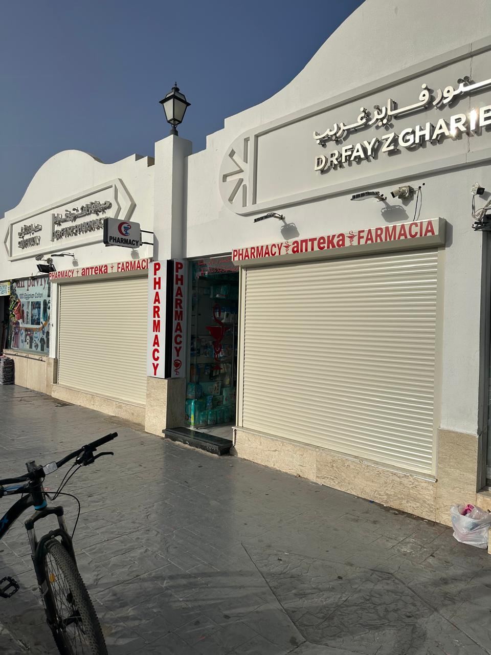 Facciata di una farmacia con tapparelle