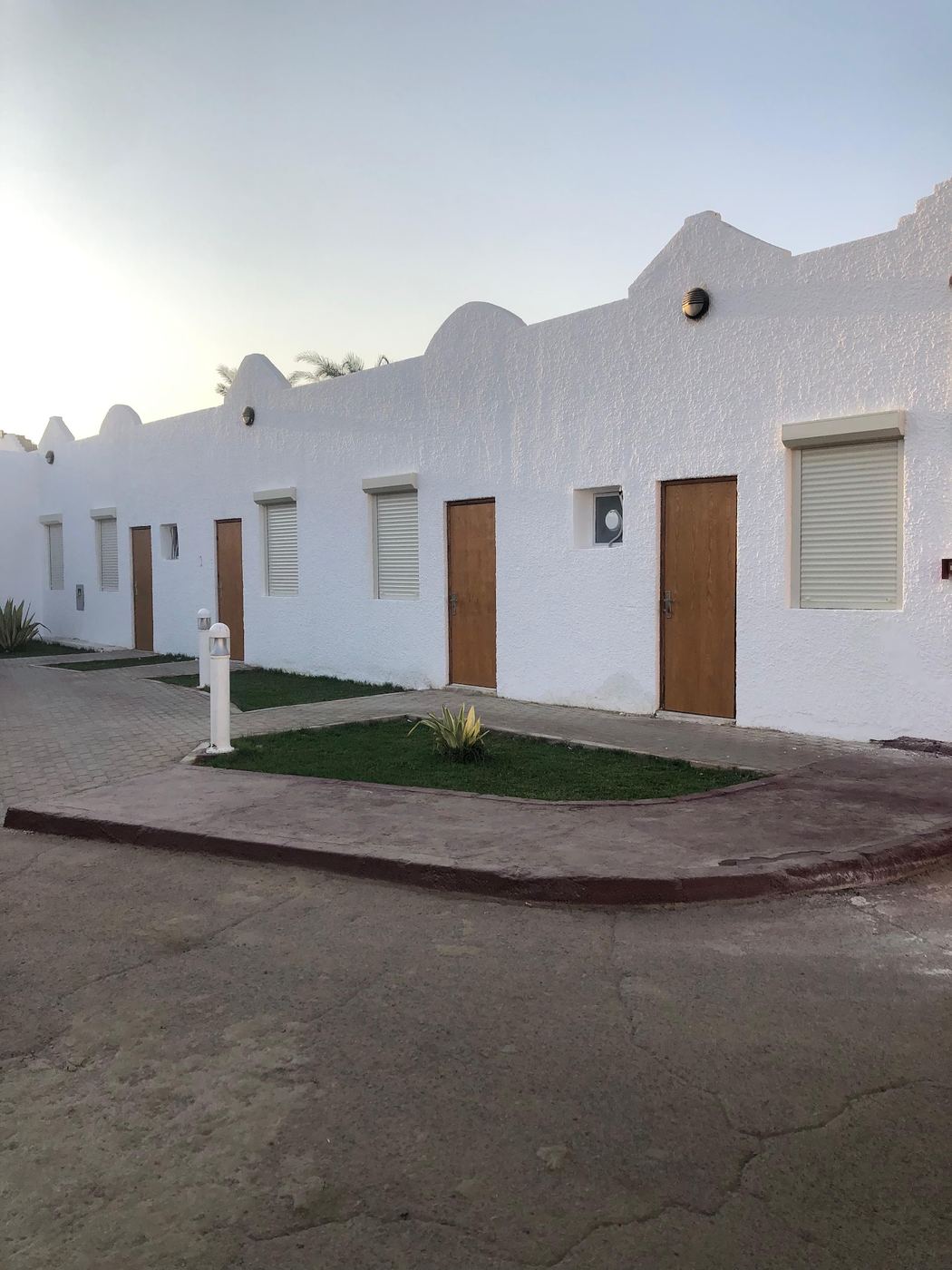 شاليهات فندقية بنوافذ مركّب عليها رولينج شاتر