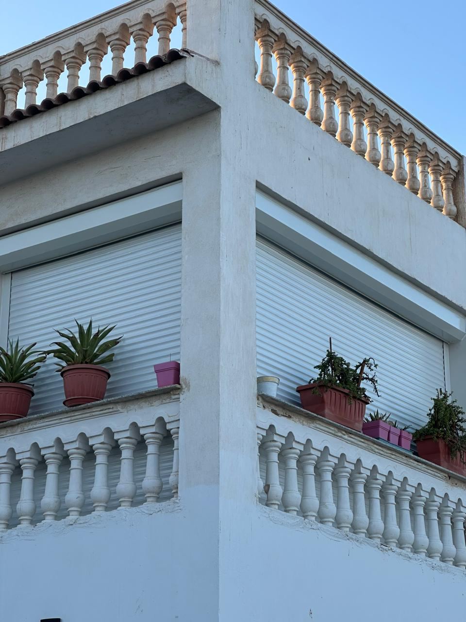 Finestre sul balcone di una villa con tapparelle